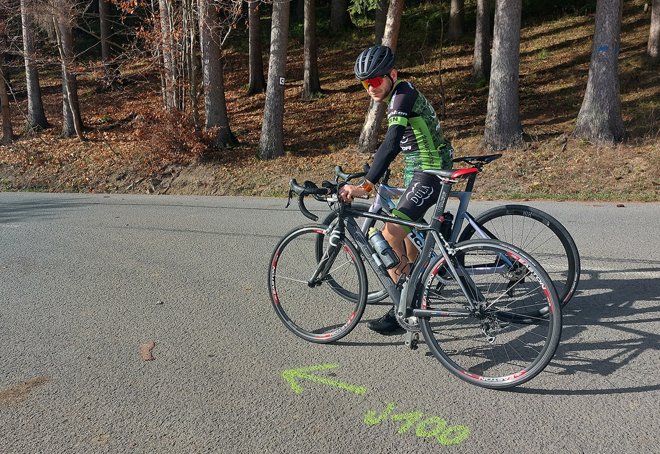 Makov_–_Kopanice:_tu_vždy_stoja_regulovčíci,_aby_rozbehnutí_ultras_pod_auto_nevbehli.