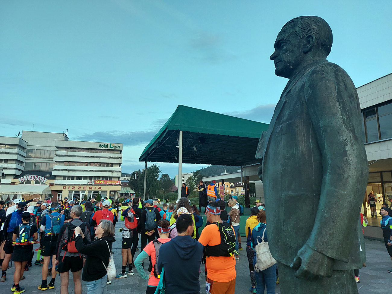 Keď_nás_vyhnali_von:_Jilemnickému_sa_tu_stojí,_keď_má_sako!